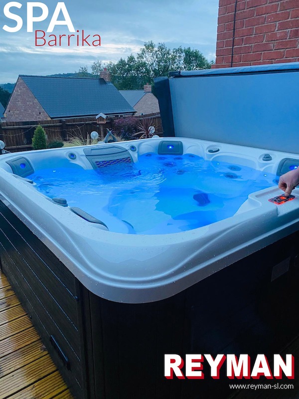 SPA Reyman Barrika au showroom AREA piscine à Benesse-Maremne