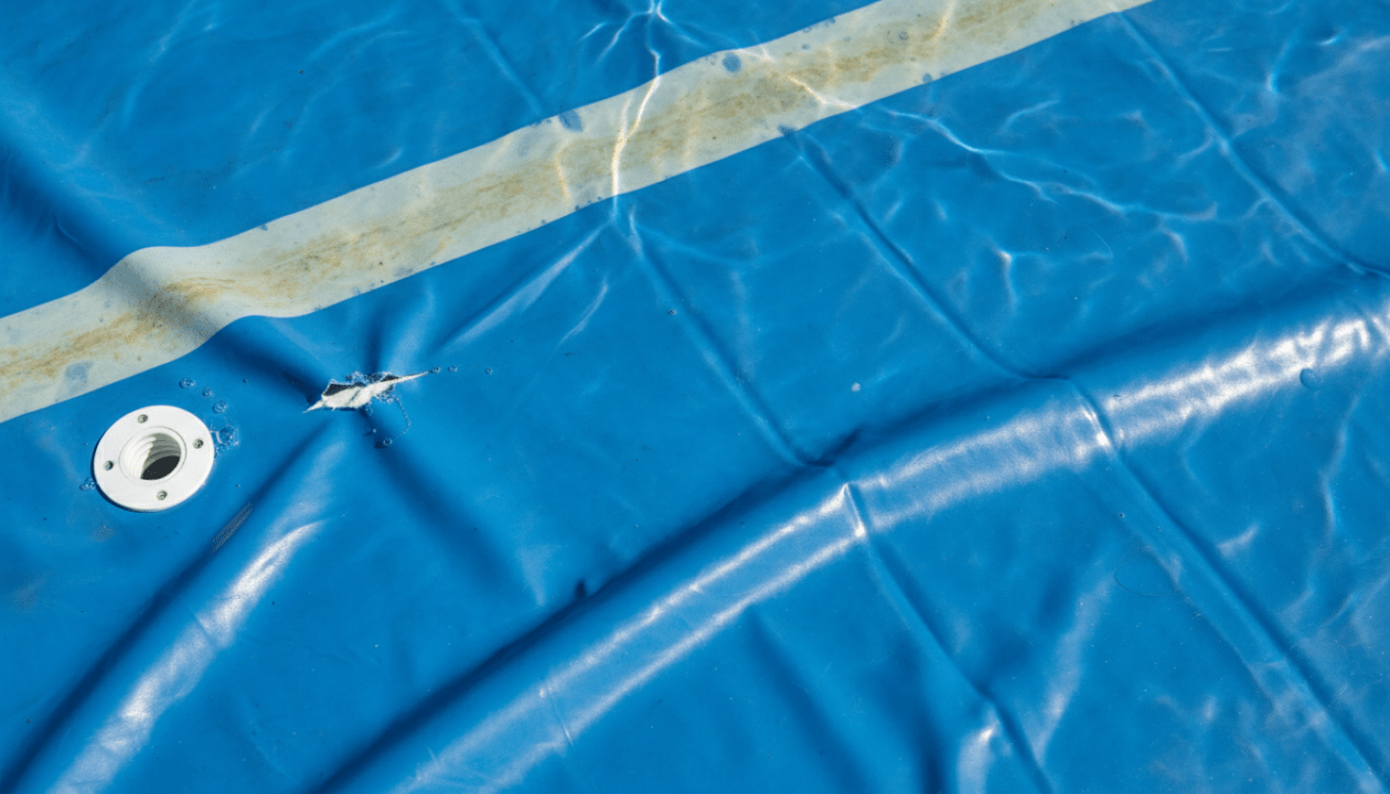 découvrez les signes indiquant que votre liner de piscine est déchiré ou usé, et apprenez quand il est temps de le remplacer pour garantir la sécurité et l'étanchéité de votre piscine.