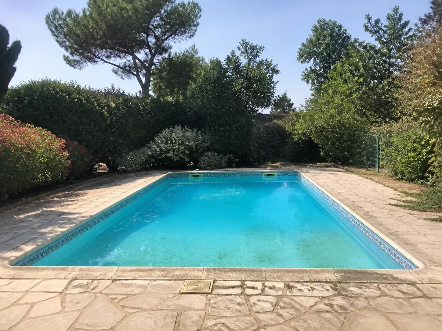 Découvrez notre guide complet pour la rénovation de piscine : toutes les étapes détaillées et les coûts à prévoir pour réussir votre projet en toute sérénité.