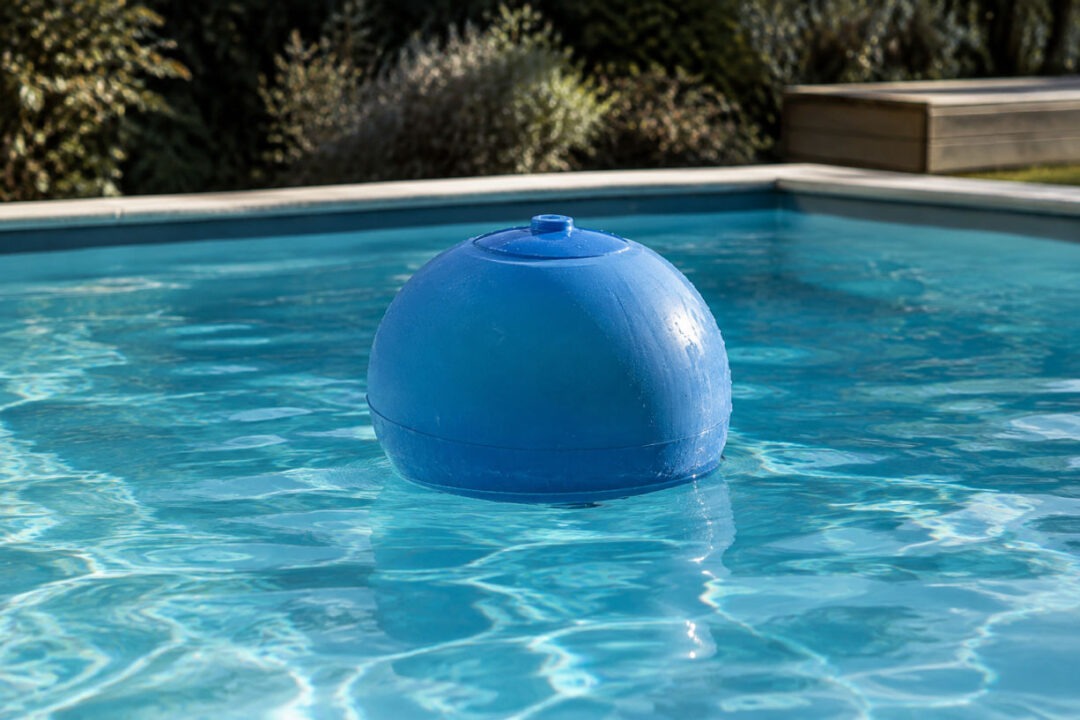 Ballon hivernage piscine flottant au centre d’un bassin en hiver