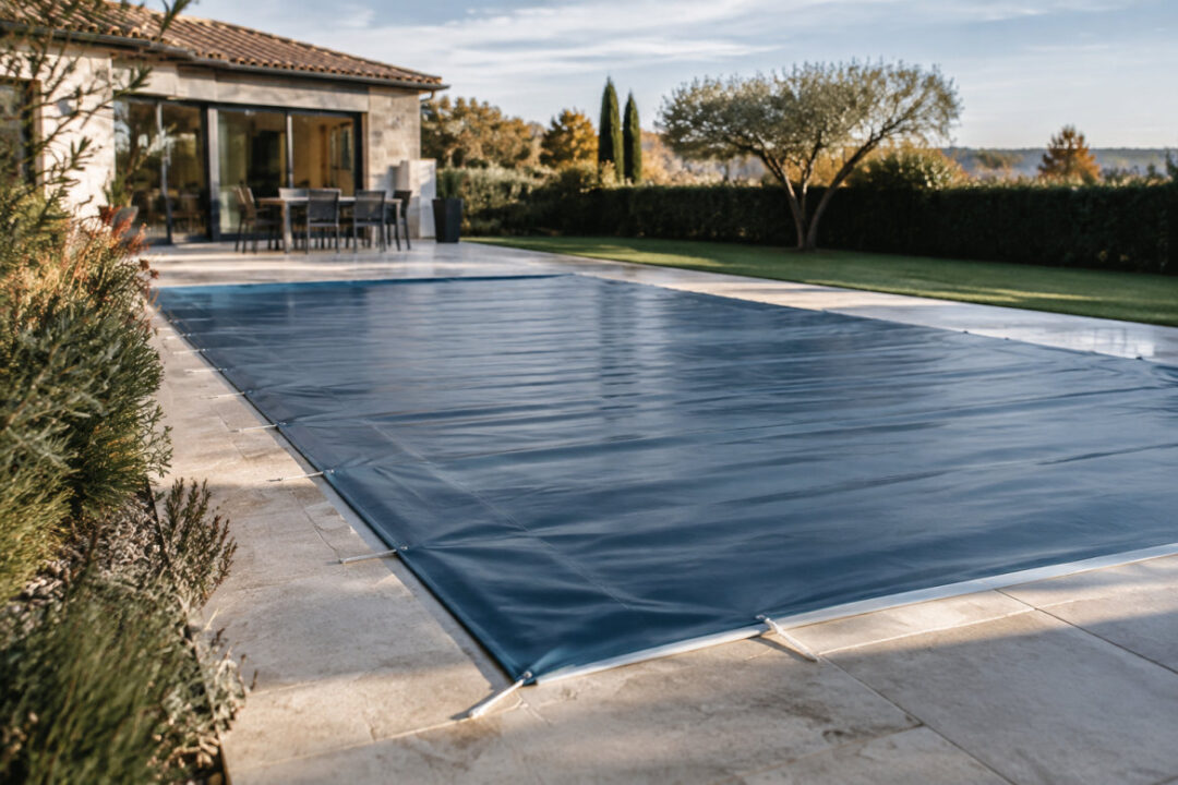 Bache hivernage piscine sur mesure protégeant un bassin extérieur en hiver