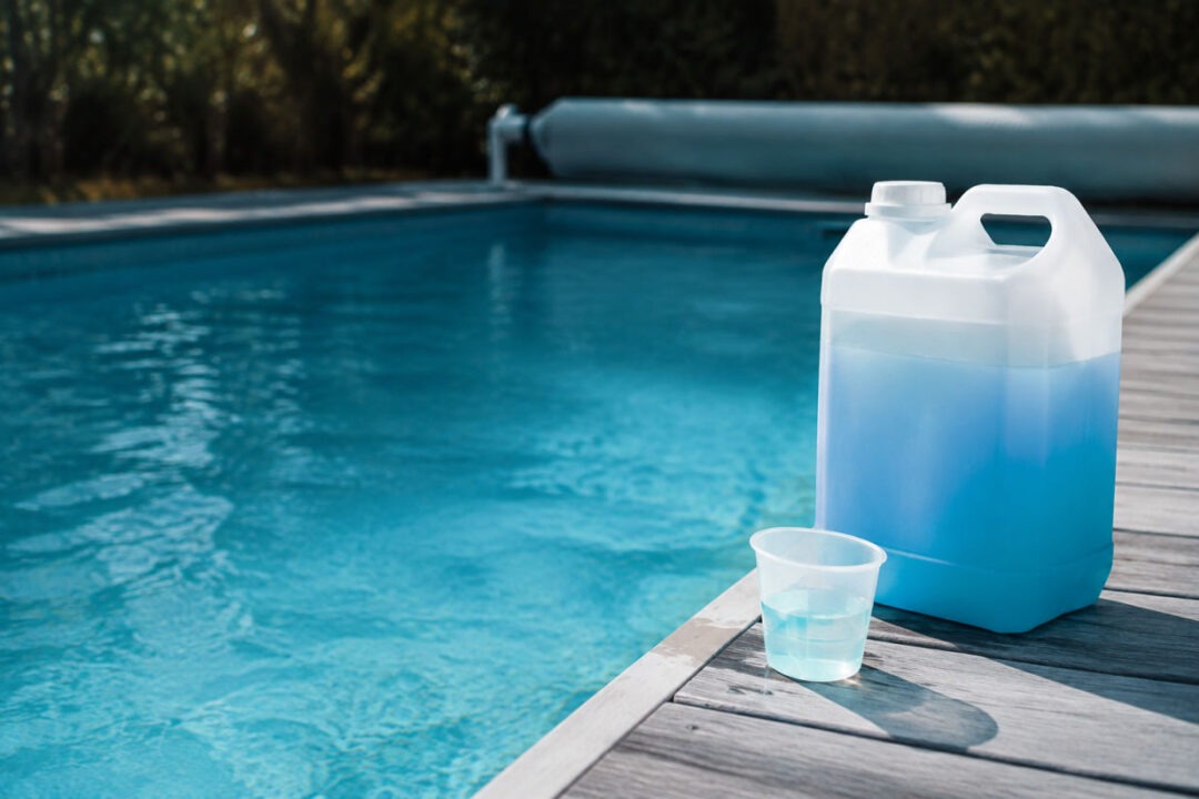 Liquide hivernage piscine diffusé dans une eau claire de bassin