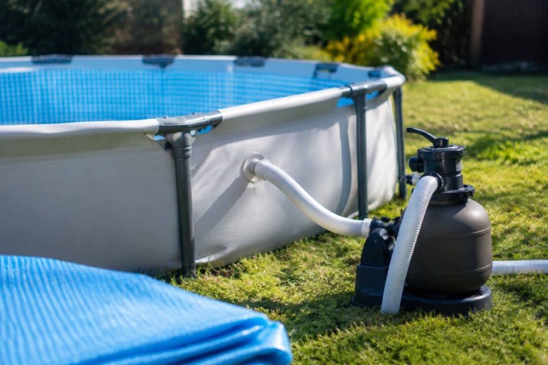 Hivernage piscine hors sol Intex avec bâche protégeant soigneusement le liner