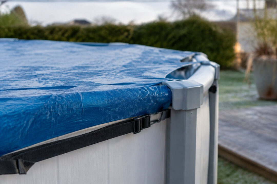 Mise en place d'une bâche de protection pour réussir l'hivernage piscine hors sol avant l'hiver