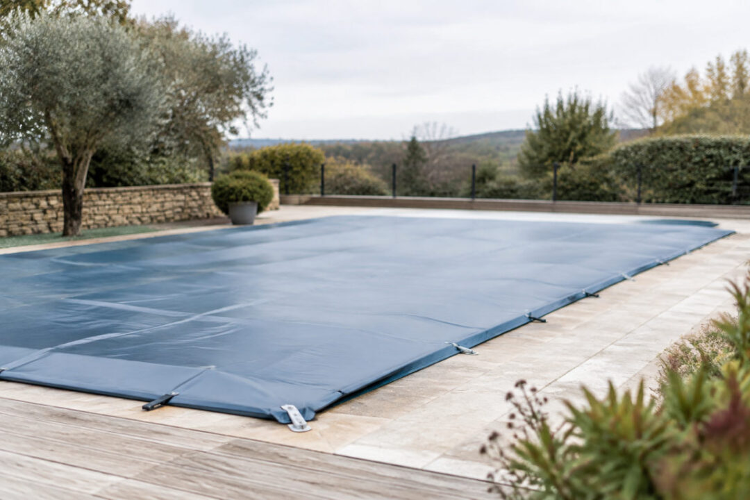 Hivernage piscine sans produit avec bassin couvert durant la saison froide