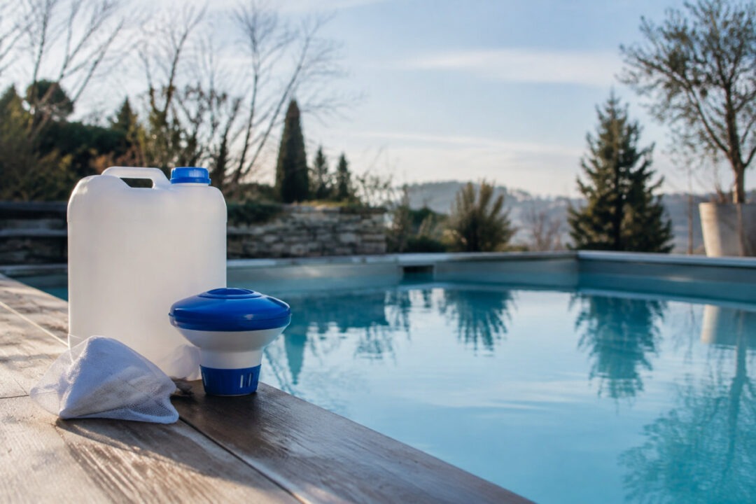 Flacon de produit hivernage piscine au sel près du bassin